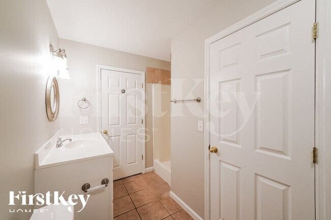 Building Photo - 400 Crooked Creek Ln
