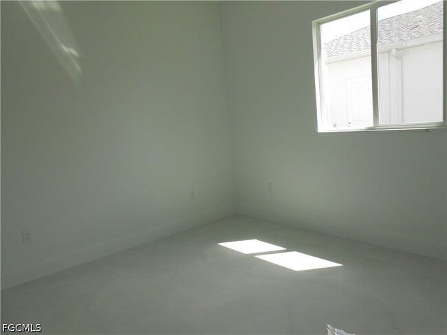 Building Photo - 320 Poplar St