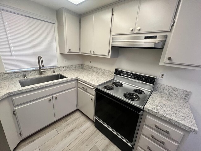 Building Photo - 1018 Cedar Gables Dr