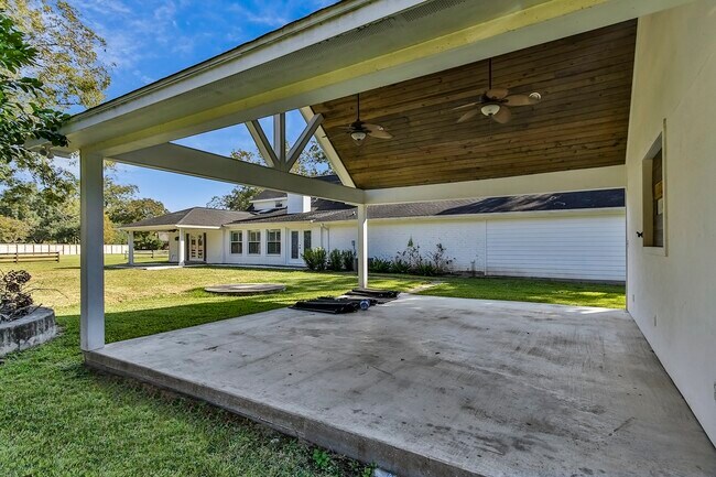 Building Photo - 5511 Greentree Dr