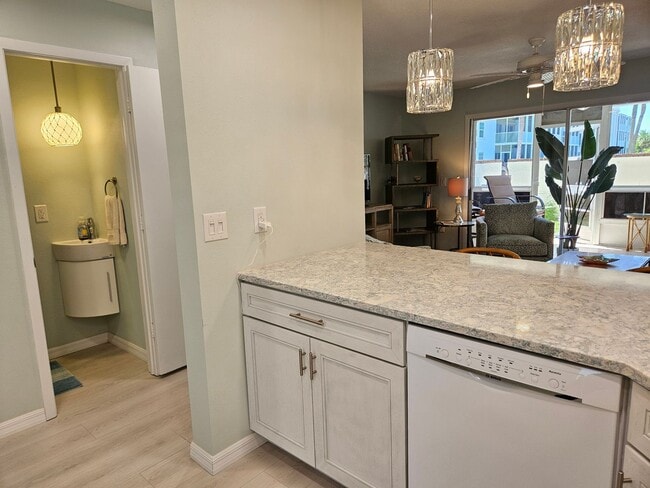 Building Photo - Seasonal Short-Term Townhouse on Venice Island close to Venice Beach!