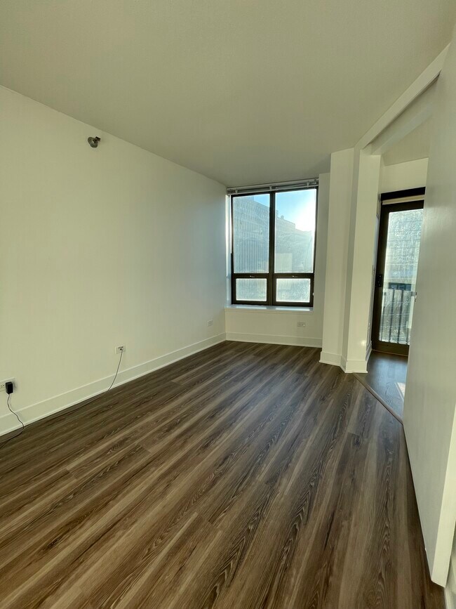 Building Photo - 400 N La Salle Dr