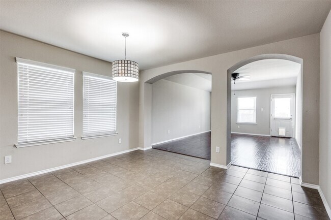 Building Photo - 1101 Rainer Dr