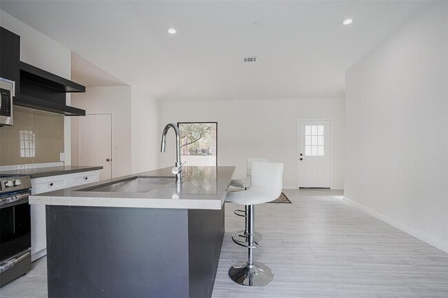 Building Photo - 5614 Indian Cir