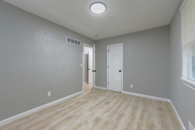 Building Photo - Spacious 4-Bed / 2-Bath Home – Grandview, MO