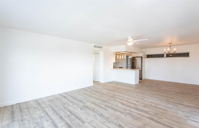 Building Photo - 651 Pine Dr