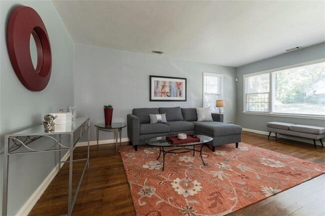 Building Photo - 547 Westmeath Dr SW