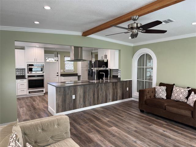 Building Photo - 5016 I-35