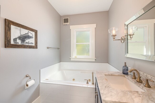 Building Photo - Sunset Hill Home