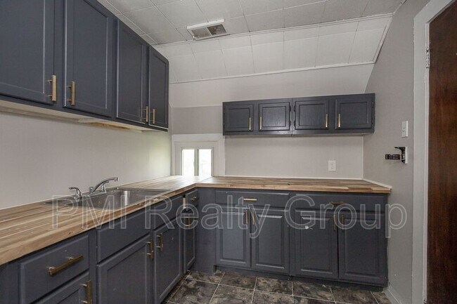 Building Photo - 3295 W 46th St