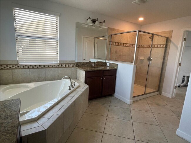 Building Photo - "Spacious 5-Bed Retreat with Elegant Hardwood & Granite Finishes in Tampa – 3 Full Baths & 3264 S...