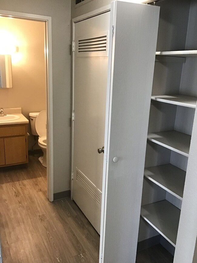 Building Photo - Spacious 2 Bedroom in Downtown Omaha