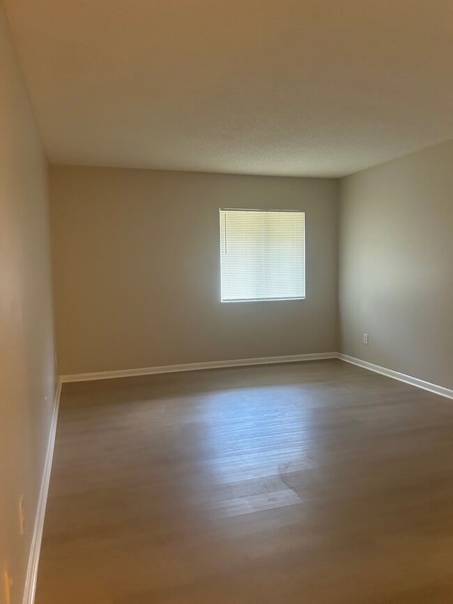 Building Photo - 559 Fairways Cir