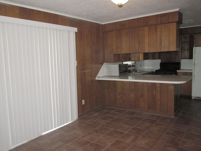 Building Photo - 305 W Florida Ave