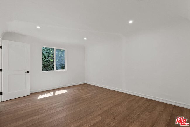 Building Photo - 1527 N Beverly Dr