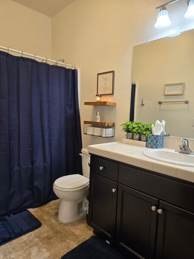 Building Photo - 4 BR 2 BA Availble Nov 18th