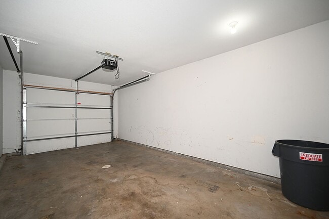 Building Photo - Two Bedroom & 2.5 Bath Townhome with 1 car garage in Oak Valley Estates