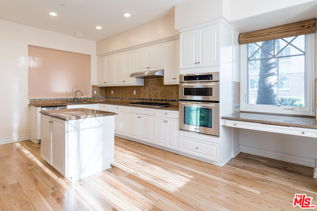 Building Photo - 6241 Crescent Park W