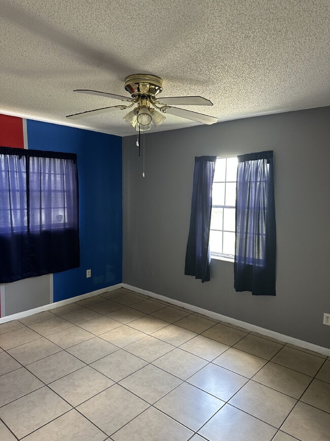Building Photo - 2 Bedroom, 1.5 Bathroom, 1 Car Garage home...