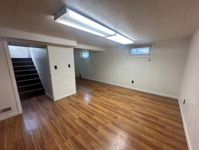 Building Photo - Two bedroom, One bathroom, Pet Friendly Ho...