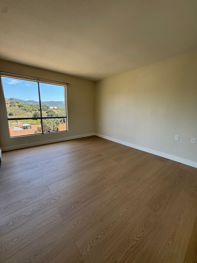 Building Photo - Light Filled Top Floor Condo in Premier 55+ Oaknoll Community