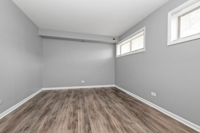 Building Photo - 2214 Country Club Dr