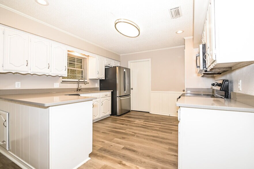 Building Photo - 708 Village Green Dr