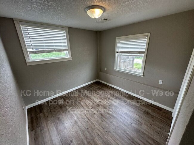 Building Photo - 300 Hill St