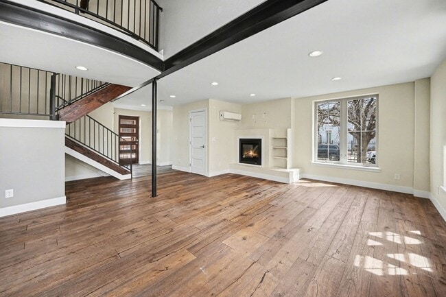 Building Photo - Stunning Luxury Home in Sunnyside **Move-In Special**
