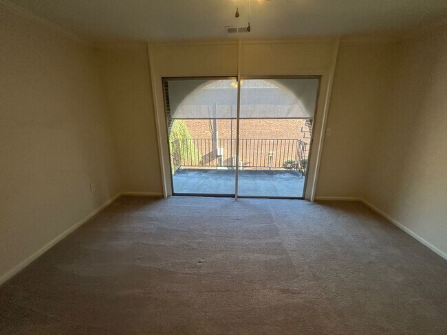 Building Photo - 5516 Lakeshore Dr