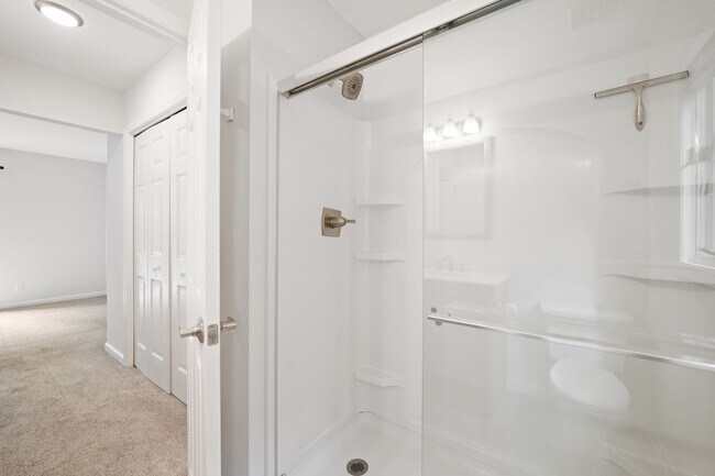 Building Photo - 3BR/2.5BA Townhome in Prime Durham/Chapel Hill Location!