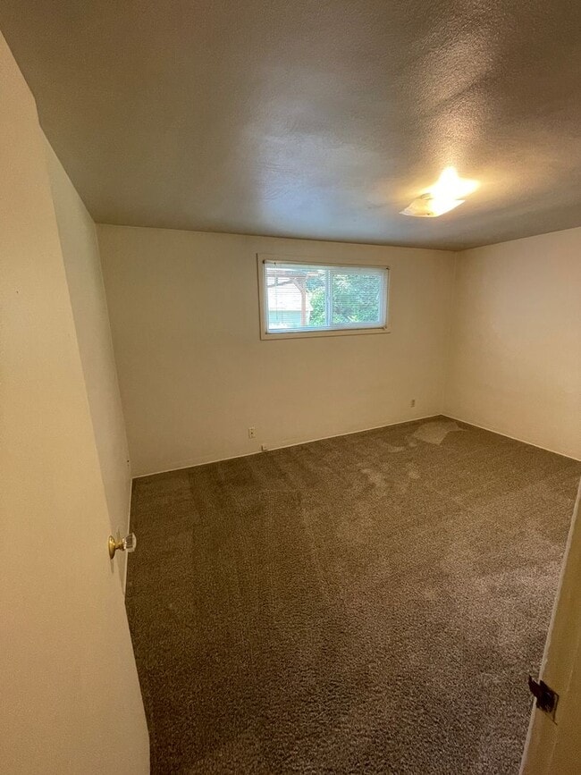 Building Photo - Fantastic SE Salem location!