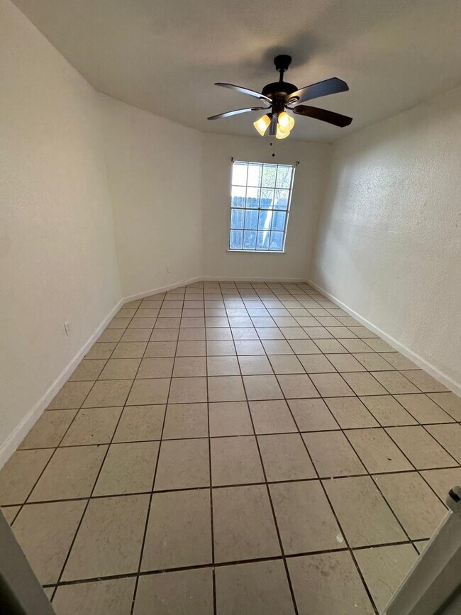 Building Photo - 9797 Leawood Blvd