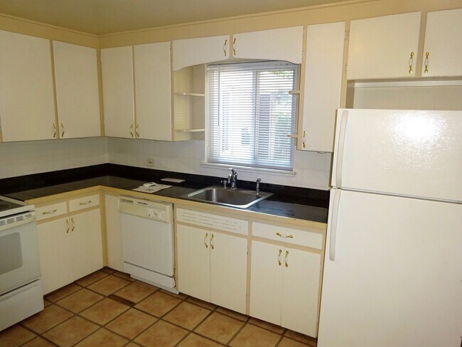 Building Photo - Two Bedroom Apartment With Hardwood Floors...