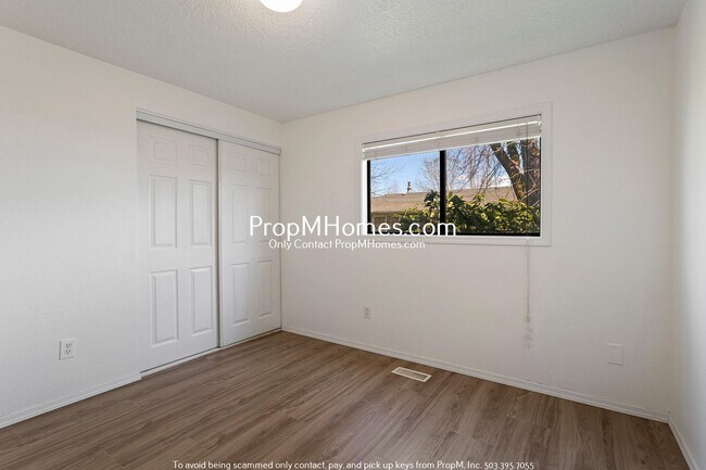 Building Photo - Updated Three Bedroom Home in McMinnville!