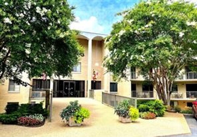 Primary Photo - Beautiful 2BR 2BA top floor condo located across from Montgomery Mall