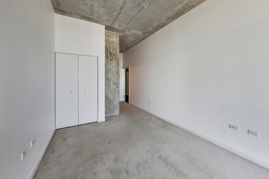 Building Photo - 235 W Van Buren St