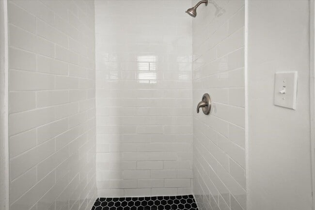 Building Photo - Beautiful Newly Renovated Studio in Ingleside Park!