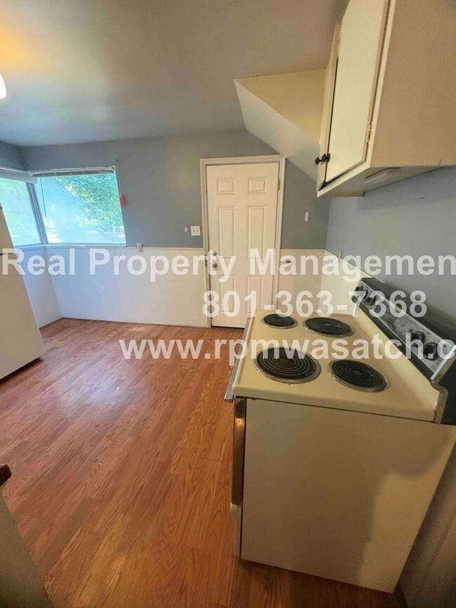 Building Photo - Check out This 2 Bedroom 1 Bathroom Salt L...