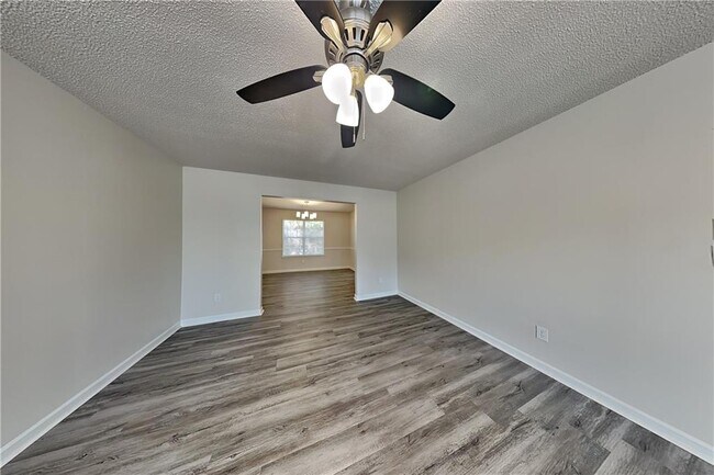 Building Photo - 137 Legend Creek Dr