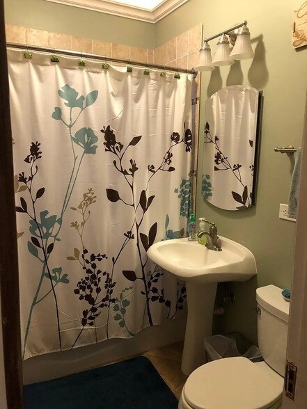 Building Photo - 5106 W Sunnyside Ave