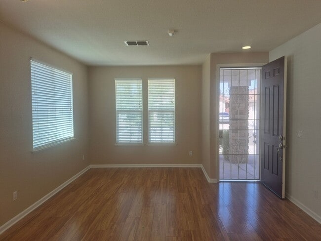 Building Photo - Beautiful 4 Bedroom 2.5 Bath with loft