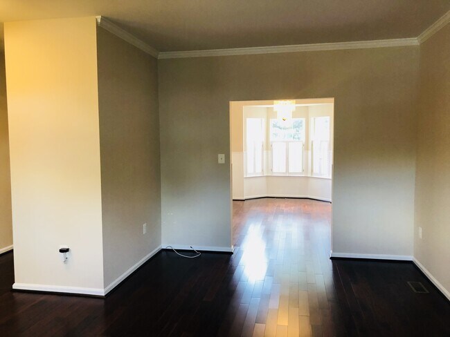 Building Photo - Available NOW!! HOME IN PARK RIDGE