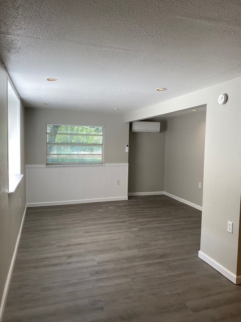 Building Photo - 2/1 in DeLand, water included, $1,350/month!