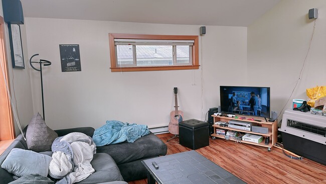 Building Photo - PRELEASING: 3 bdrm/1.5 bath house near WWU + Fairhaven