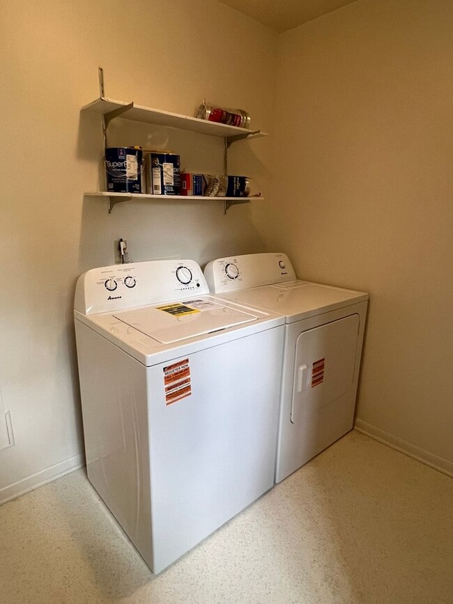 Building Photo - Cozy 3 BR Home in Convenient Location - Sh...