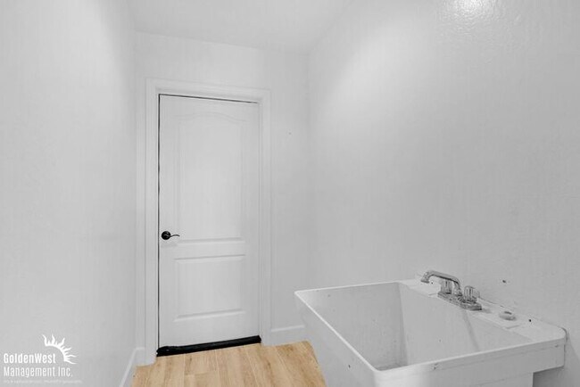 Building Photo - Modern 3bdm 3ba Home with Stylish Upgrades