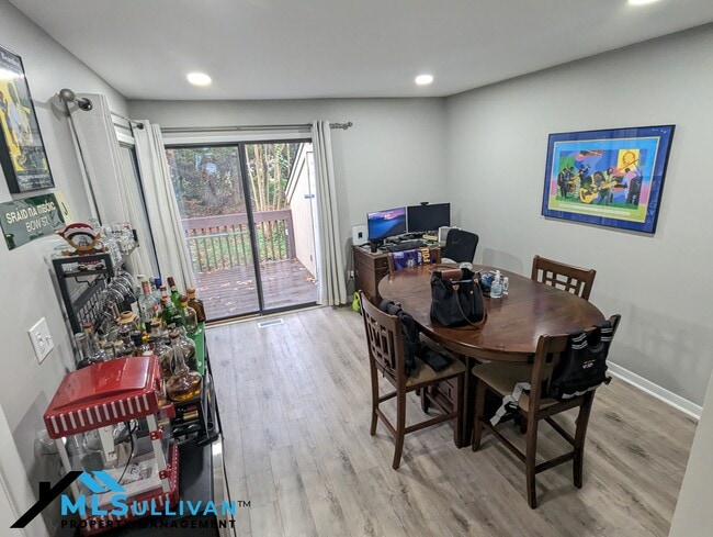 Building Photo - 4100-4105 Five Oaks Dr