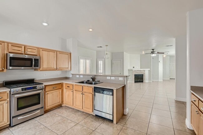 Building Photo - 5 Bedroom in Silverado Ranch!