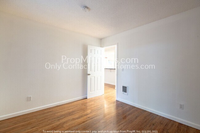 Building Photo - Charming Two Bedroom Unit in North Tabor!